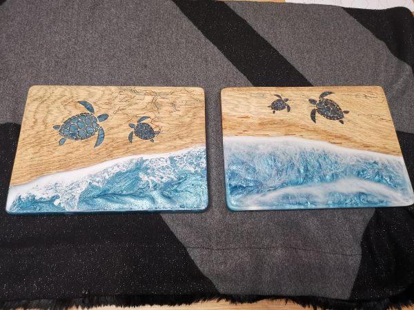Twee tapasplanken samen met oceaanmotief in epoxy en schildpadden.