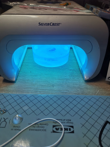 UV-hars curen in water om kleverige residulaag te vermijden