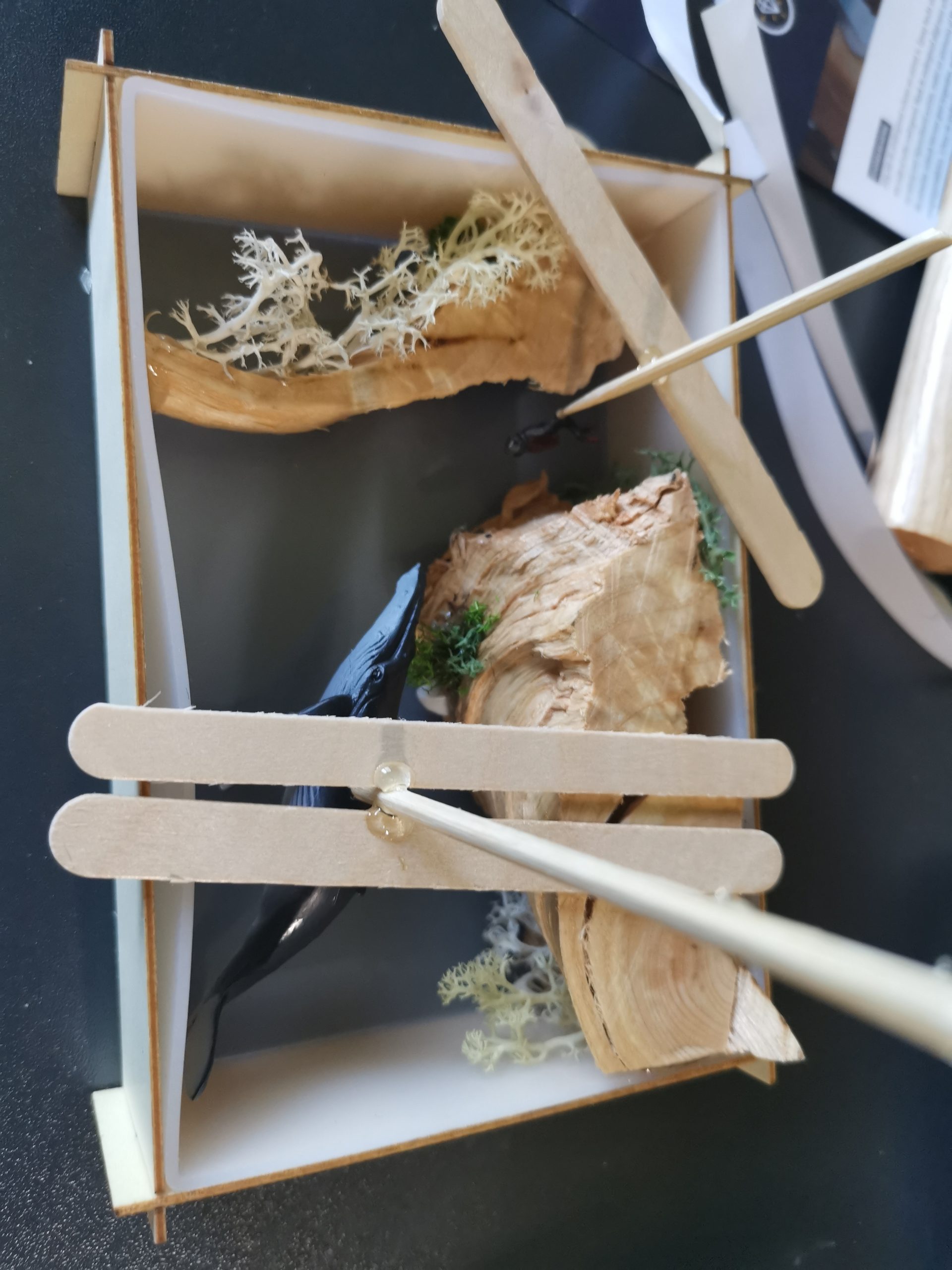 Onderdelen in de mal bevestigd met UV-hars