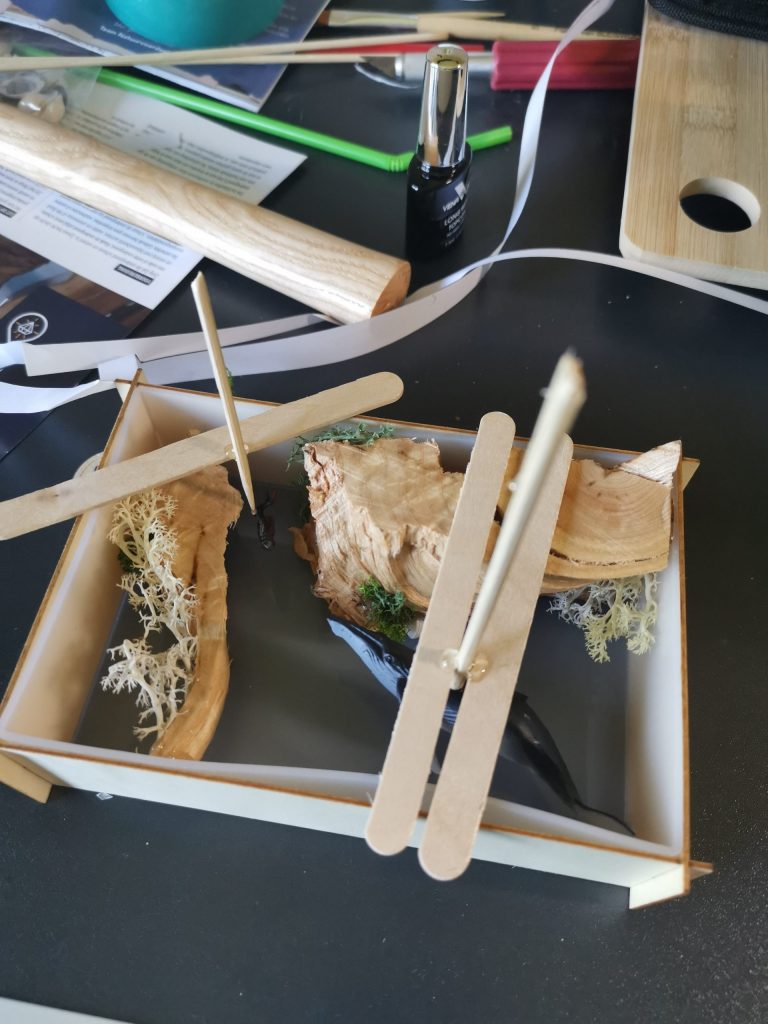 Mise en forme de la lampe et fixation des elements a la resine UV