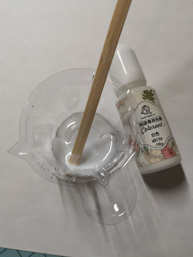 Mengbakje met wit pigment voor resin golf-effect