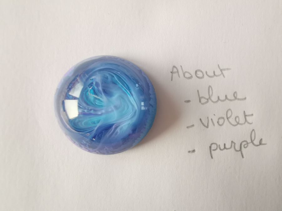 Petri dish resin met About Blue Violet Purple en sierlijke wervelingen