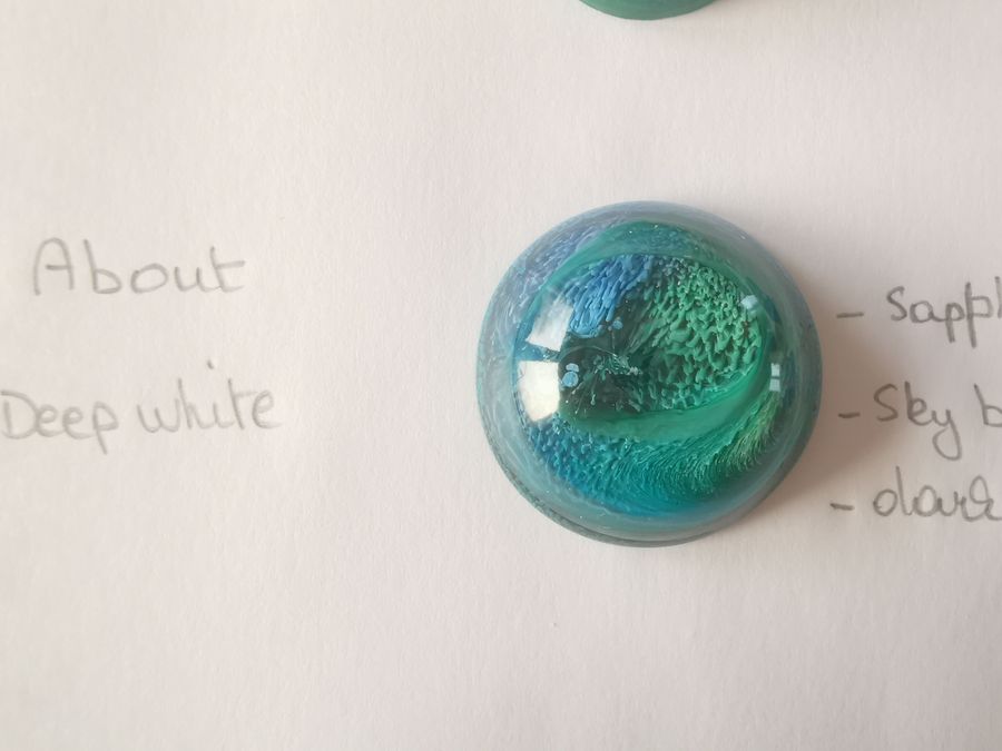 Petri dish resin met About Sapphire Sky Blue Dark Green en fijne celstructuur