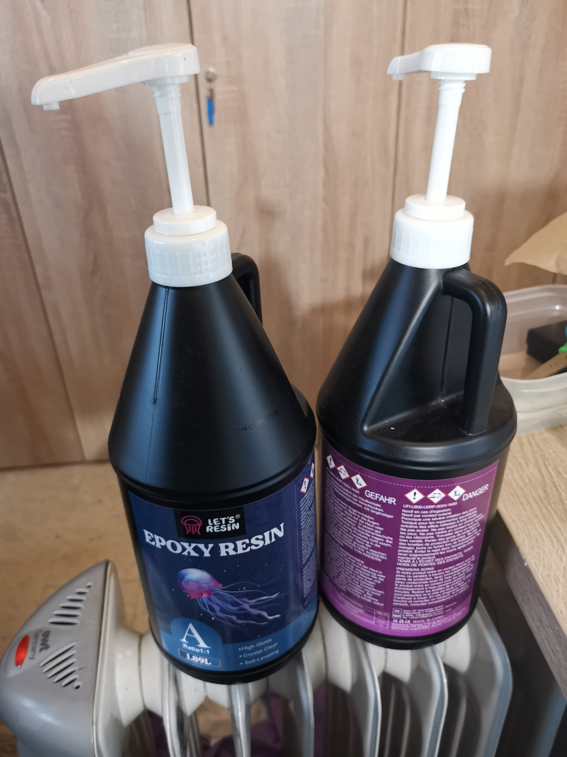 Twee flessen Let's Resin Crystal Clear gietepoxy 1:1 (1,89L) met pompjes — de basis van elk resin project