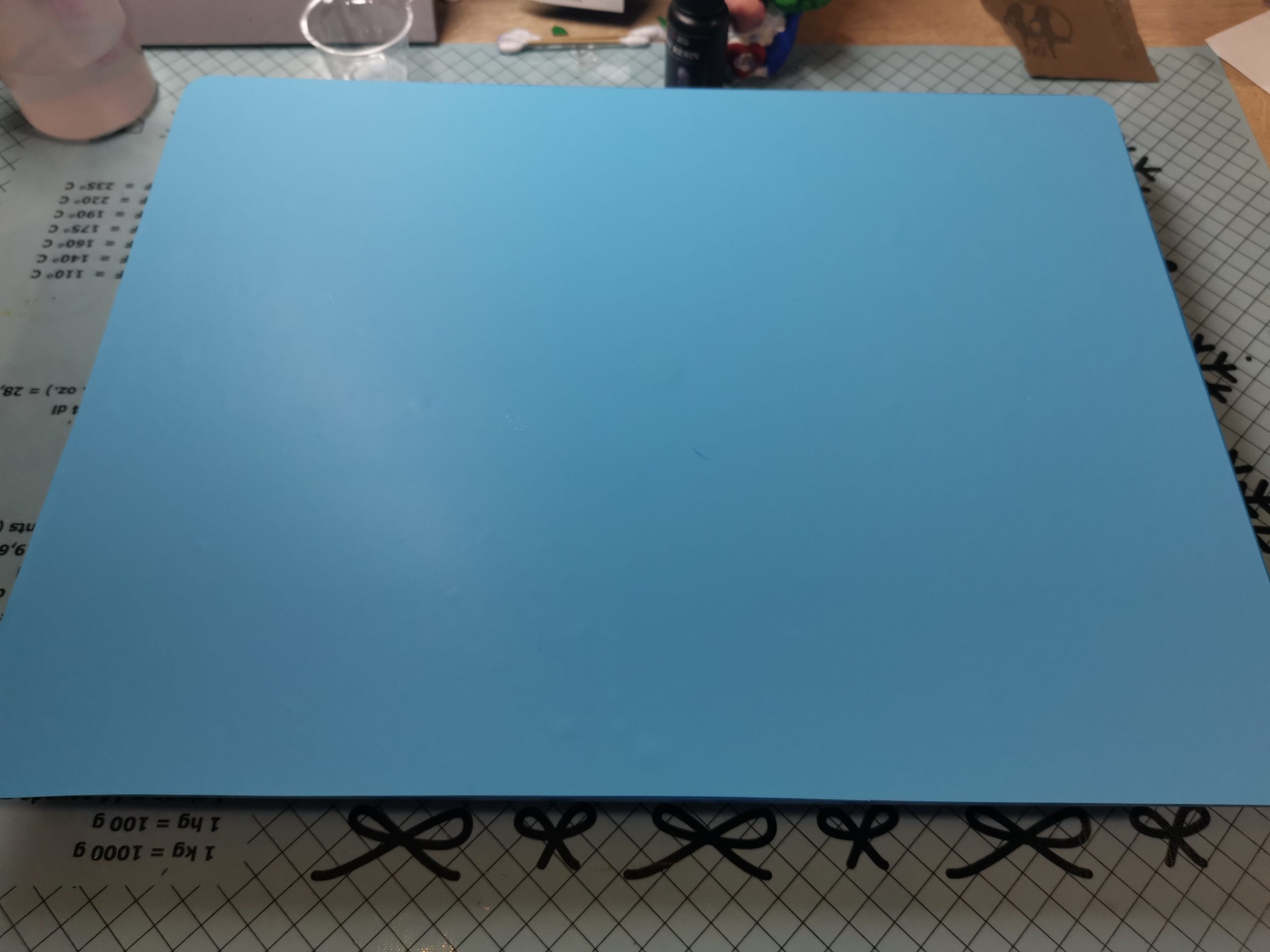 Blauwe siliconenmat klaar als werkondergrond — resin hecht hier niet aan