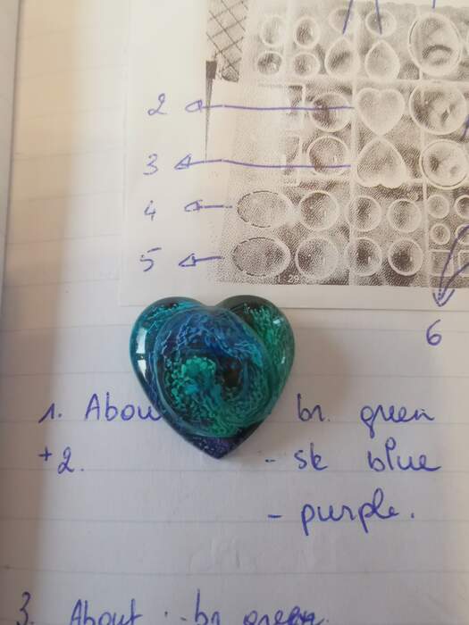 Petri dish resin cabochon hartvorm met teal en paars — DR sinker