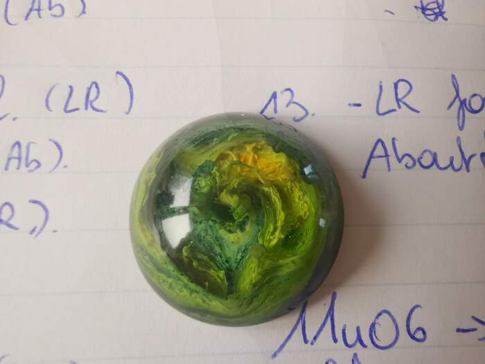 Petri dish resin cabochon 13 rond GR sinker forest green emerald golden yellow spiraal