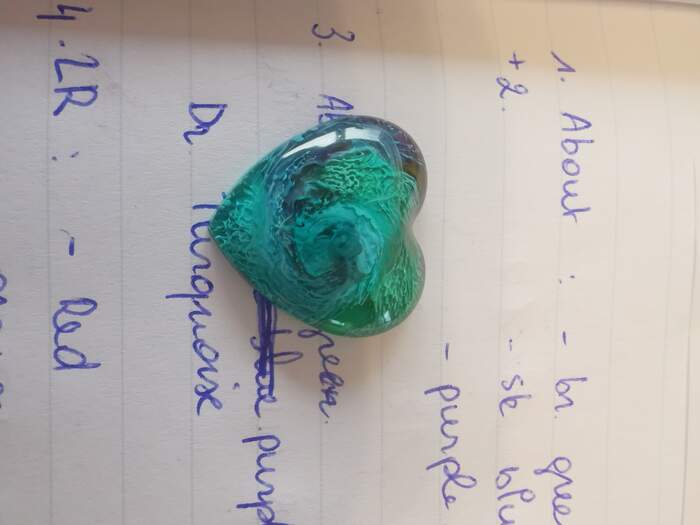 Petri dish resin cabochon 3 hartvorm smaragdgroen met DR turquoise