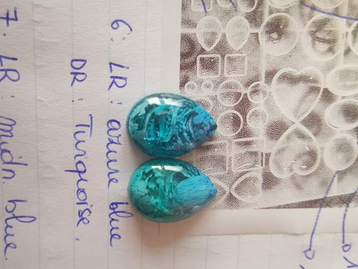 Petri dish resin cabochon 6 druppels LR azure blue DR turquoise