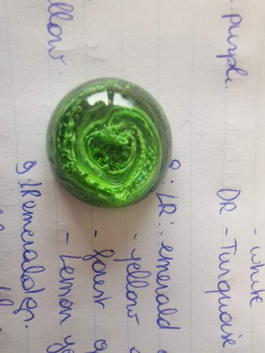 Petri dish resin cabochon 8 rond LR emerald spiraal met gele kern