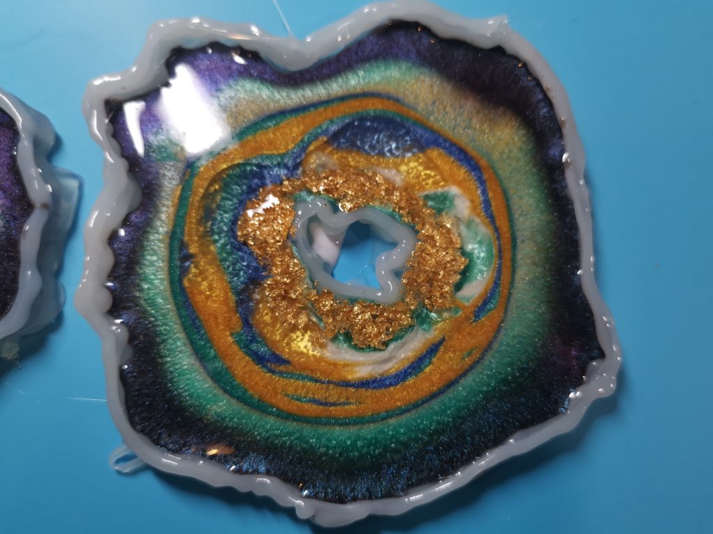 Detail geode patroon in resin onderzetter