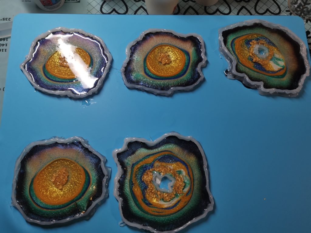 Drie geode onderzetters met variërende randstructuur