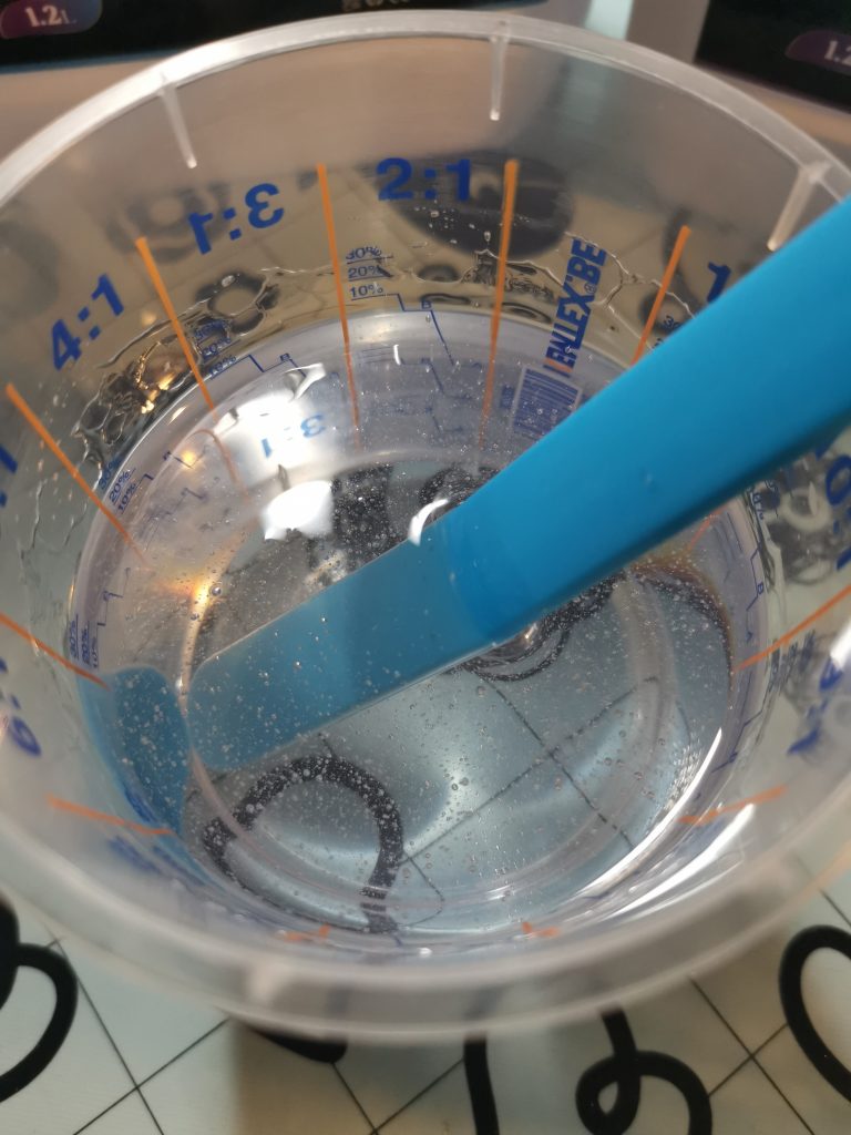 close-up van epoxy met luchtbellen voor ontluchten