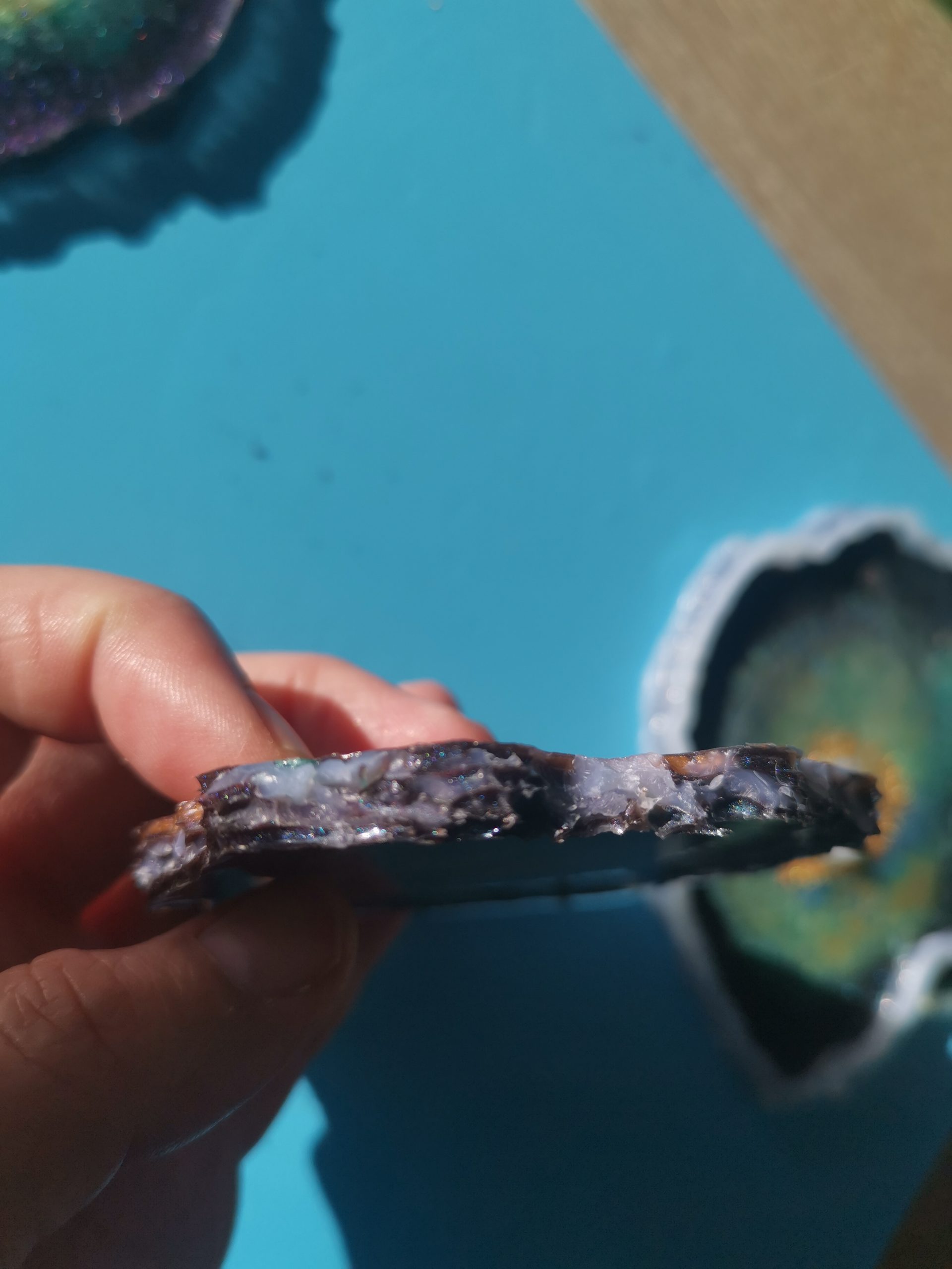 Zijaanzicht van de coaster: overal ingekleefde hotlijmresten op de scherpe rand