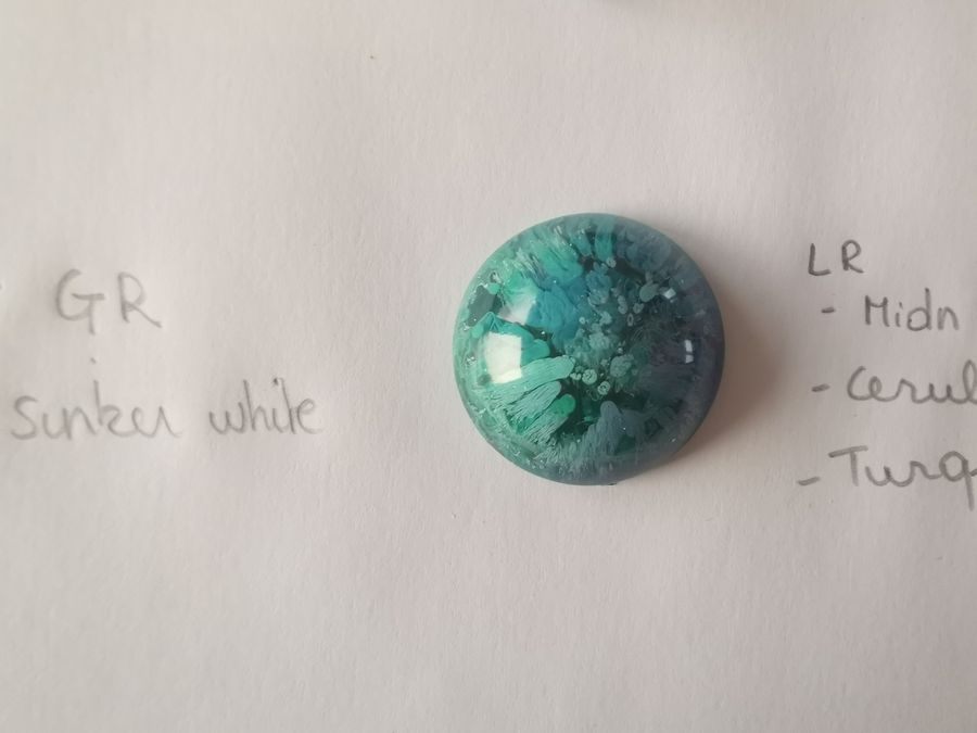 GR sinker white te vroeg toegevoegd bij petri dish resin waardoor kleur naar beneden zakt