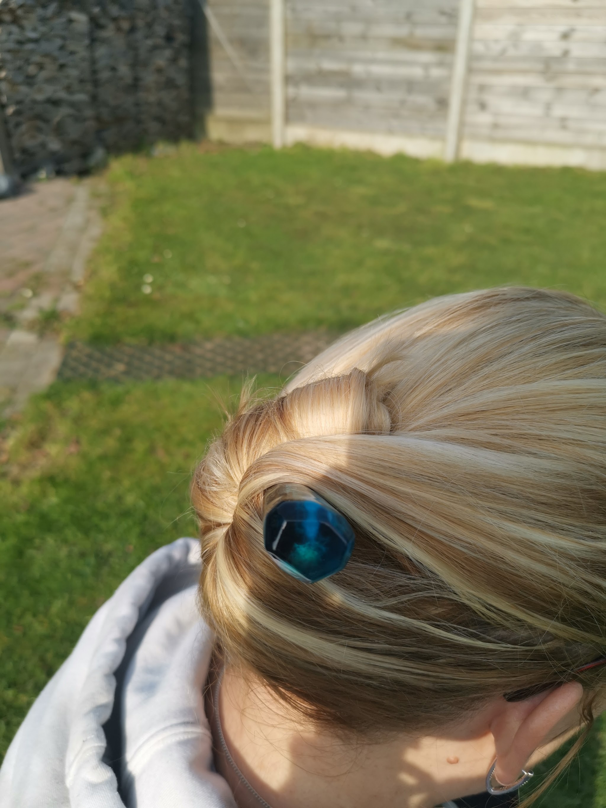 Zelfgemaakte drijfhout en resin hairpin gedragen in opgestoken kapsel