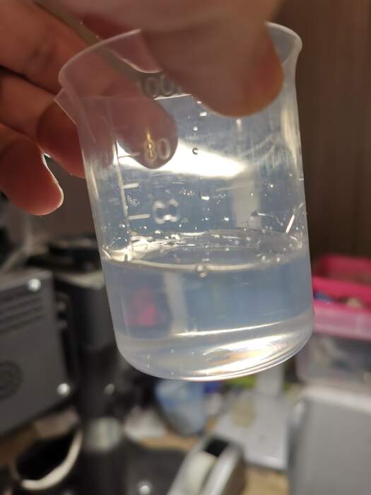 Petri dish resin hars helder na 14 minuten in de bubbelverwijderaar