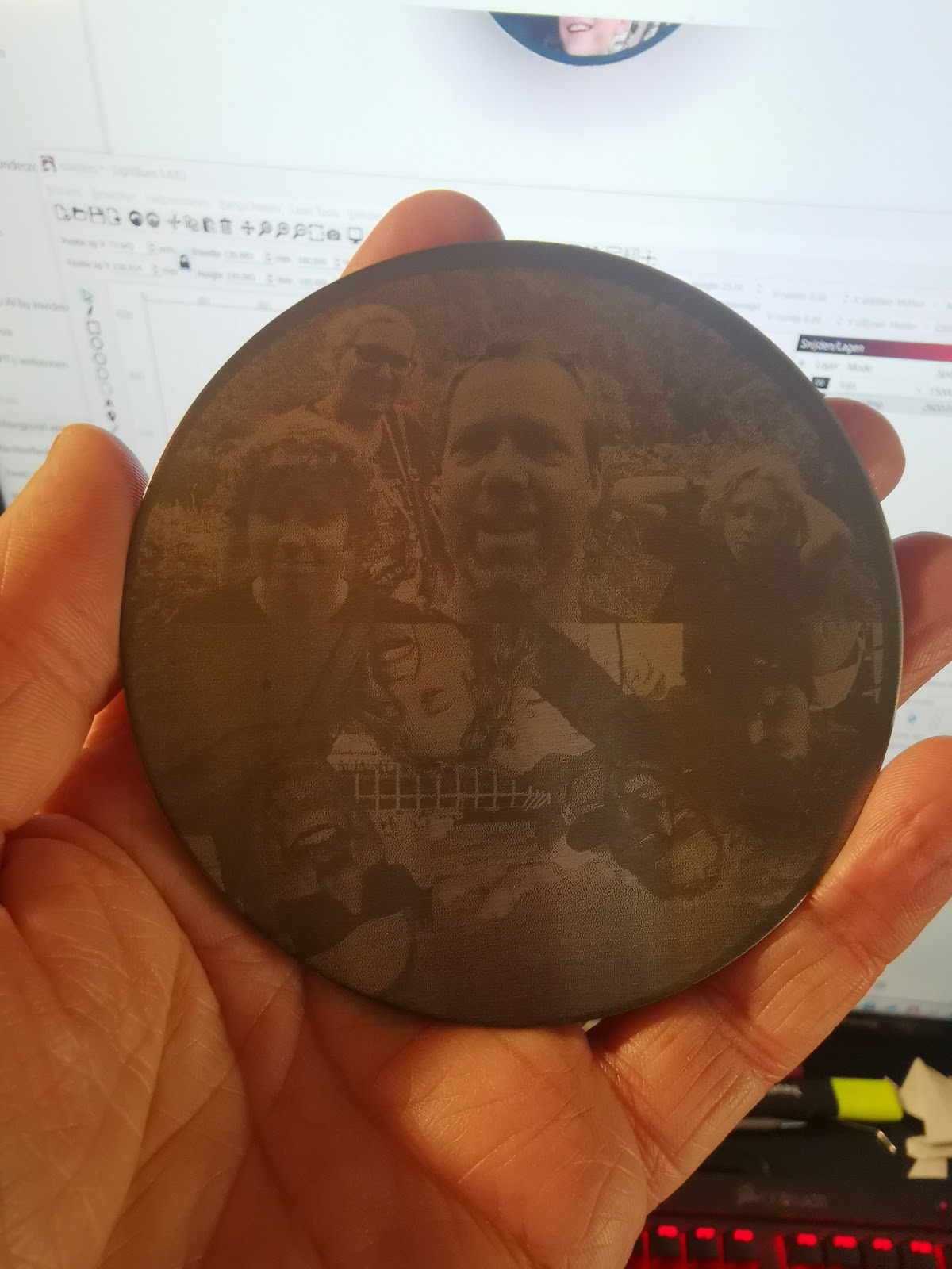 Dessous-de-verre en acier inoxydable gravé avec photo de famille tenu en main, LightBurn visible en arrière-plan