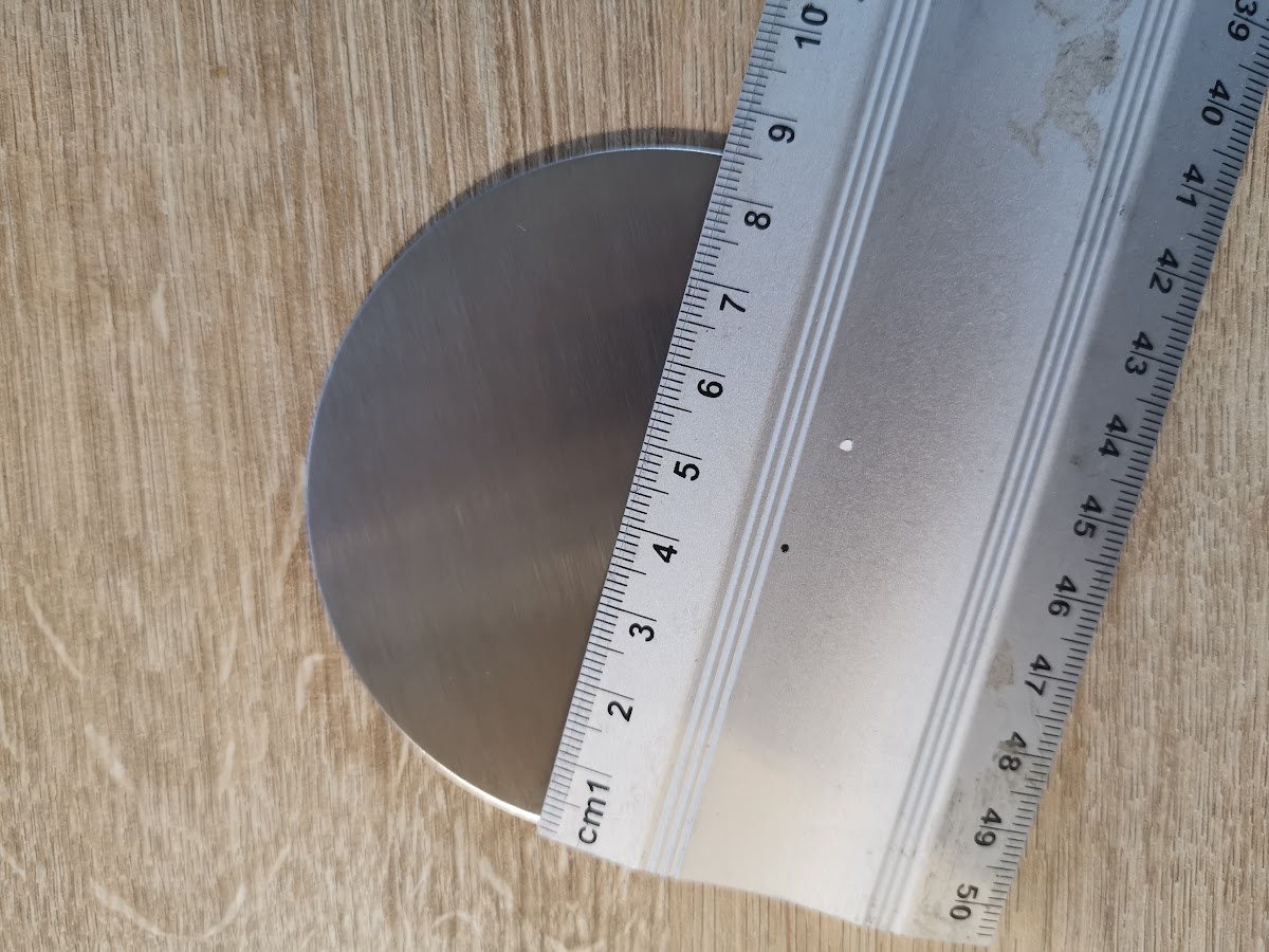 Roestvrijstalen coaster opgemeten met liniaal, diameter circa 9,5 cm