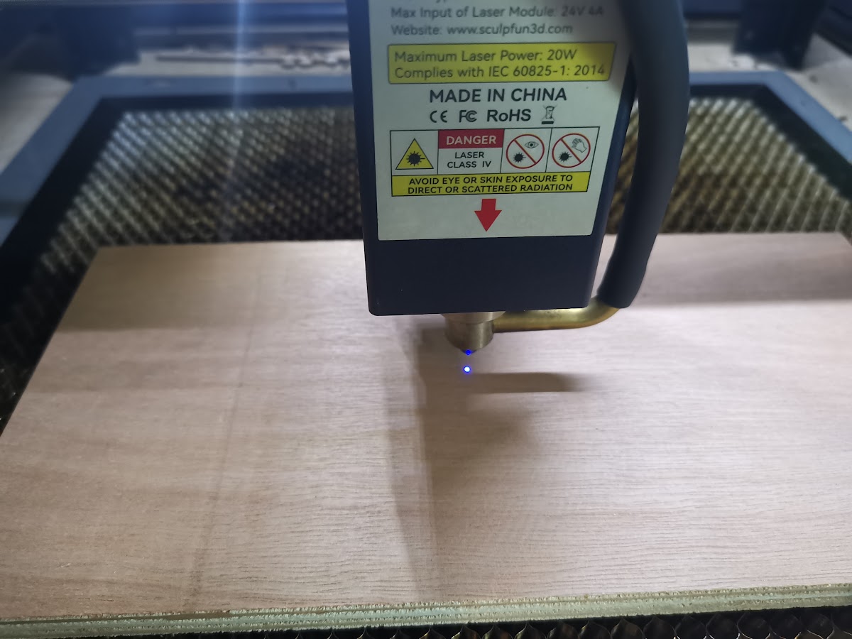 Sculpfun S30 Pro Max laserhoofd met blauwe focusstip zichtbaar op het multiplex, klaar voor de mal