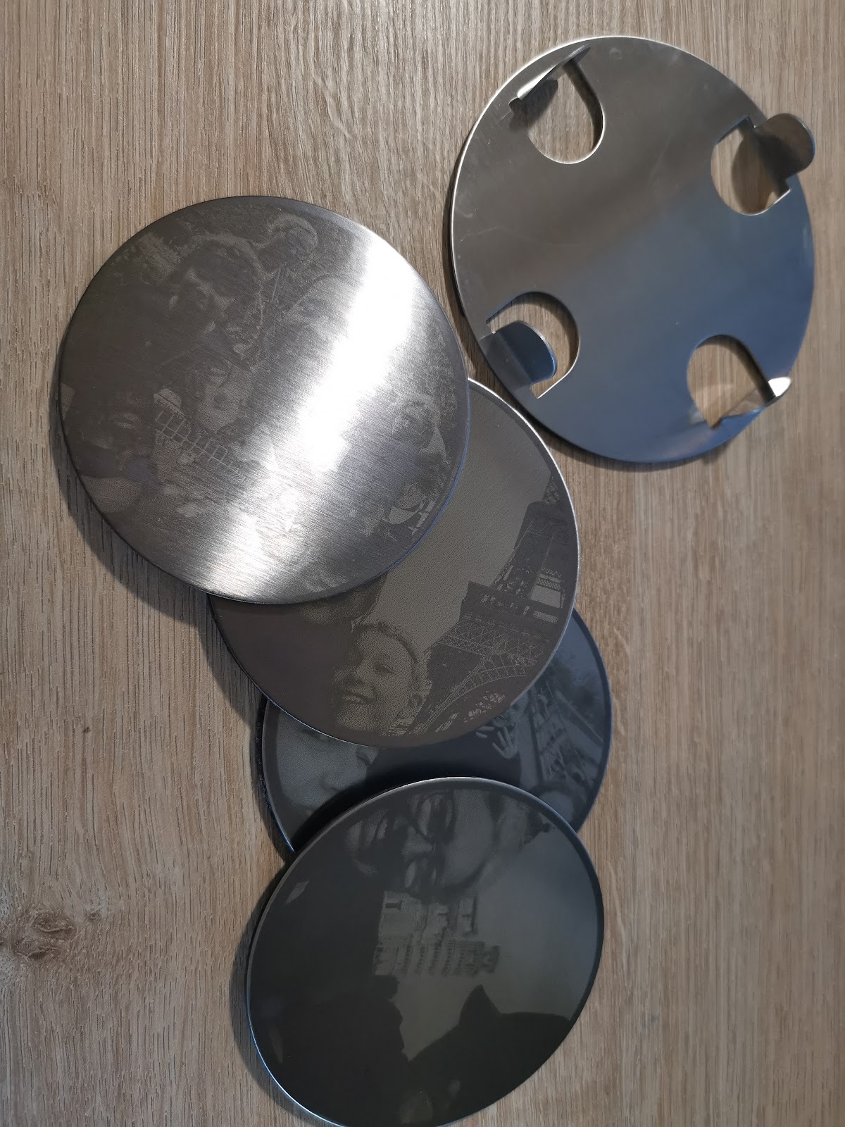 Set van vijf gegraveerde roestvrijstalen coasters als cadeau, elk met een andere persoonlijke foto