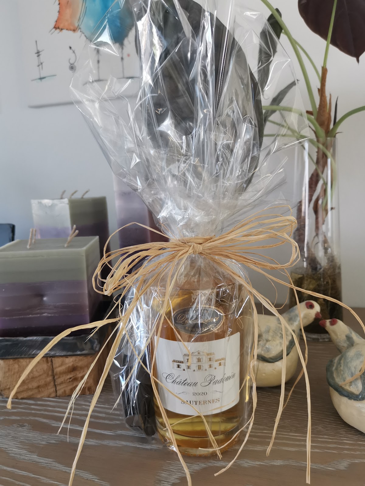 Cadeau entièrement fini : dessous-de-verre en inox gravés emballés dans du cellophane avec nœud en raphia