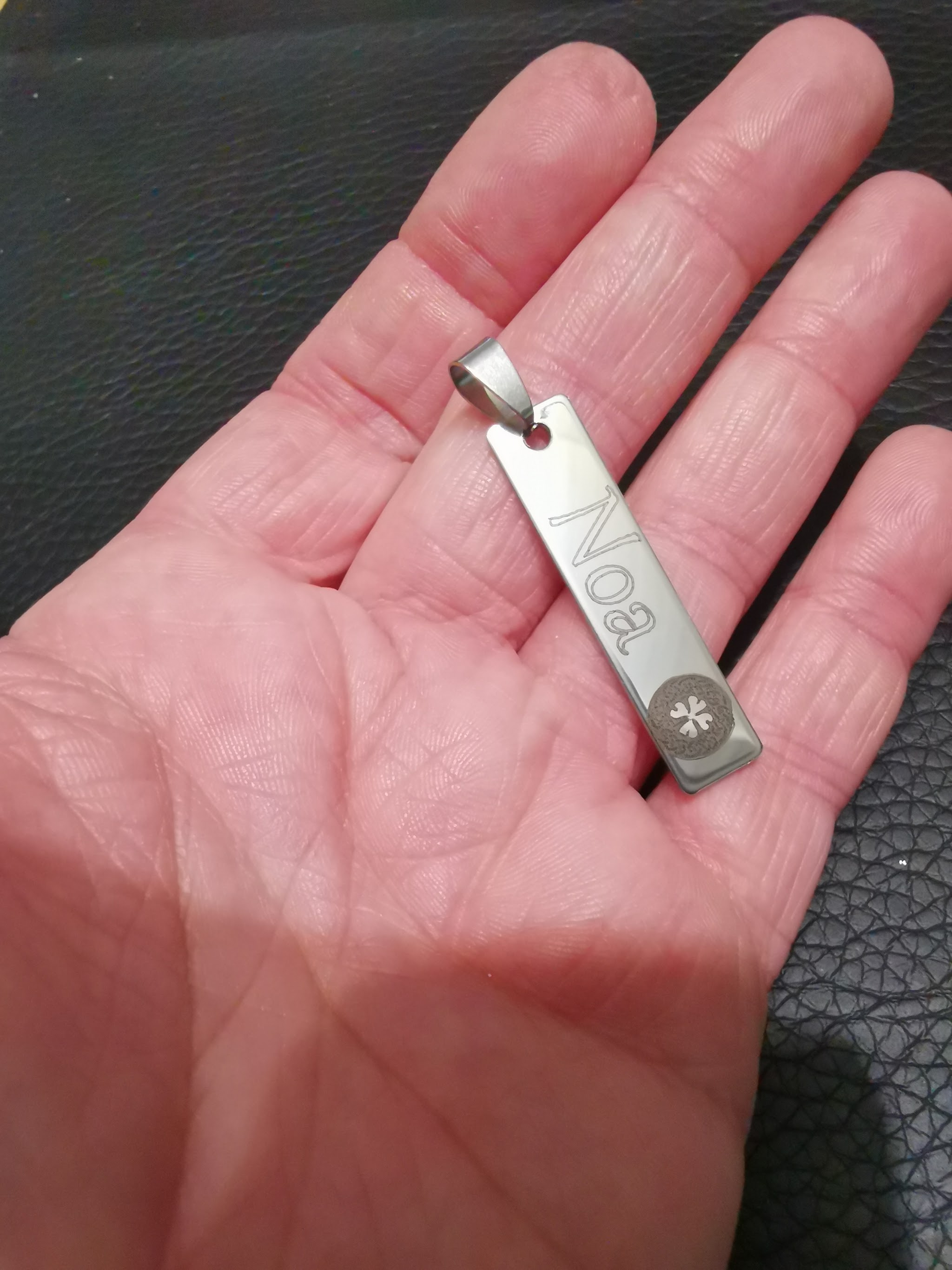 Zilverwitte metalen hanger met bevestigingsgat, gegraveerd met de tekst Opa en een sneeuwvlok