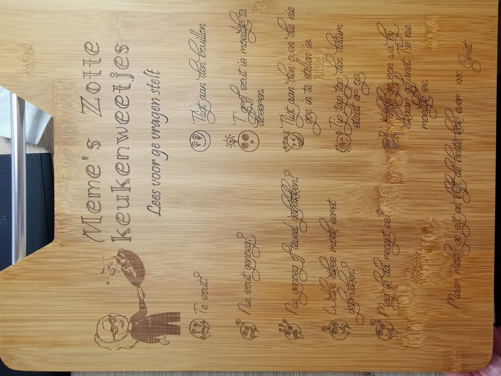 Volledig gegraveerde bamboeplank met keukenweetjes in raster met icoontjes