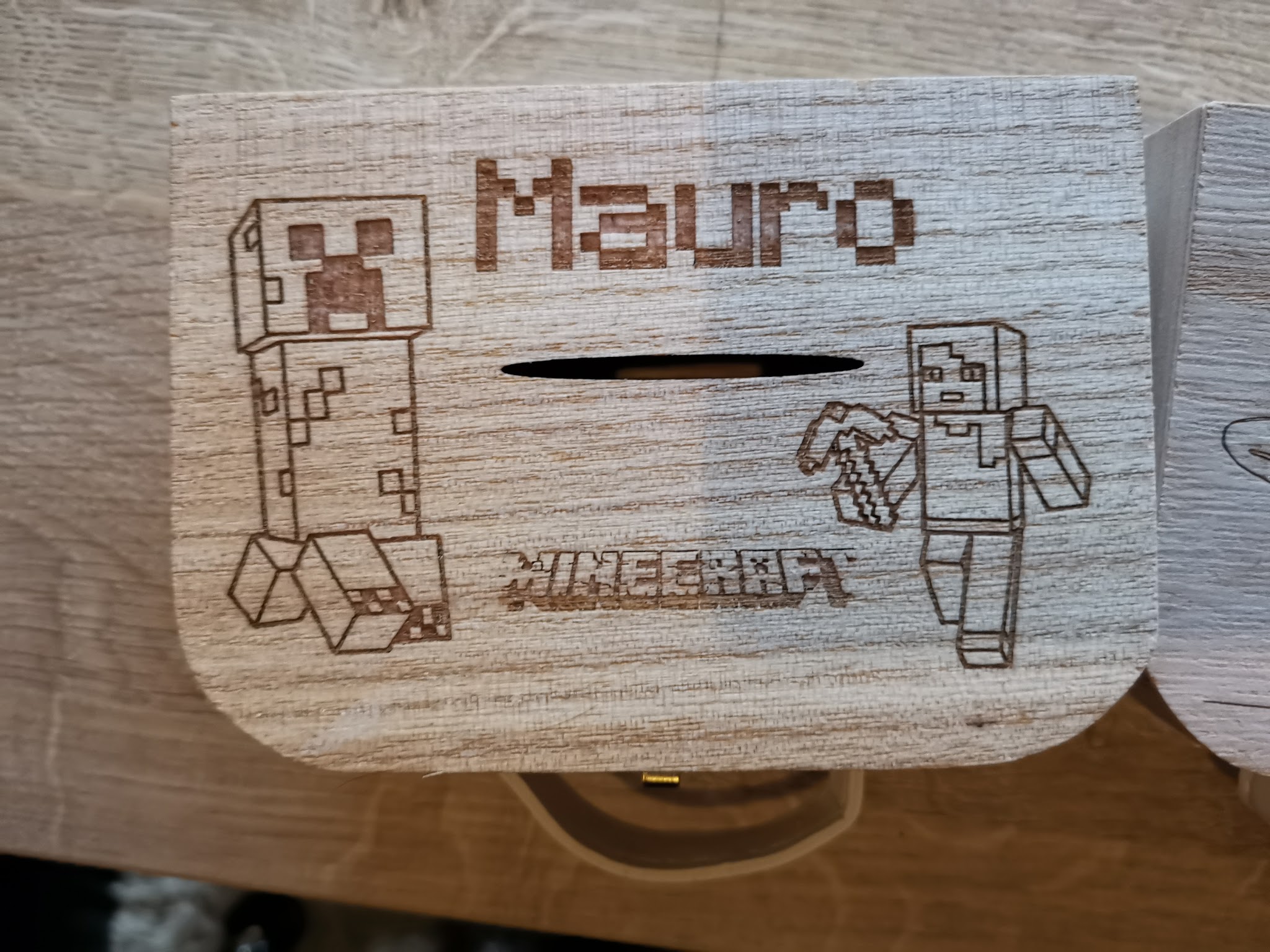 Rond houten doosje met gegraveerde naam Mauro en Minecraft pixel art