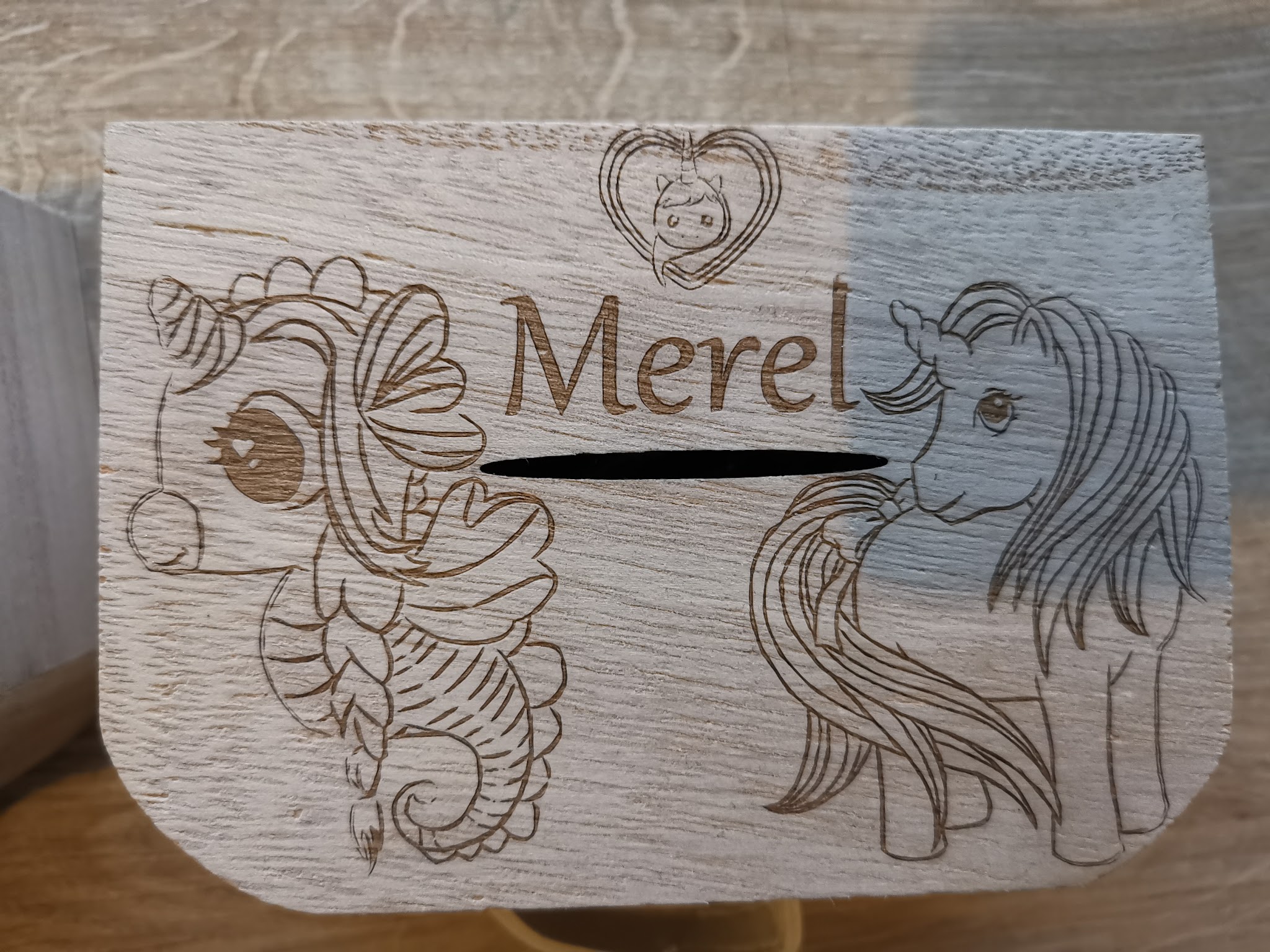 Rond houten doosje met naam Merel omringd door bloemranken en eenhoorn