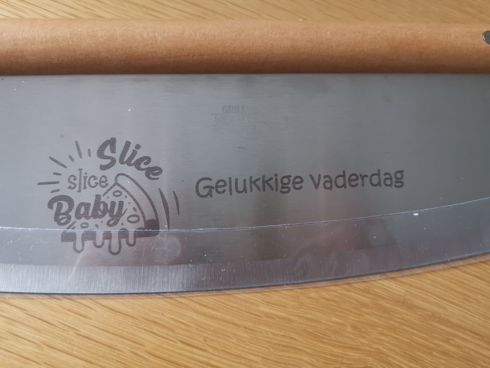 Gebogen metalen keukentool met houten handvat, gegraveerd met Gelukkige Vaderdag tekst en decoratief logo