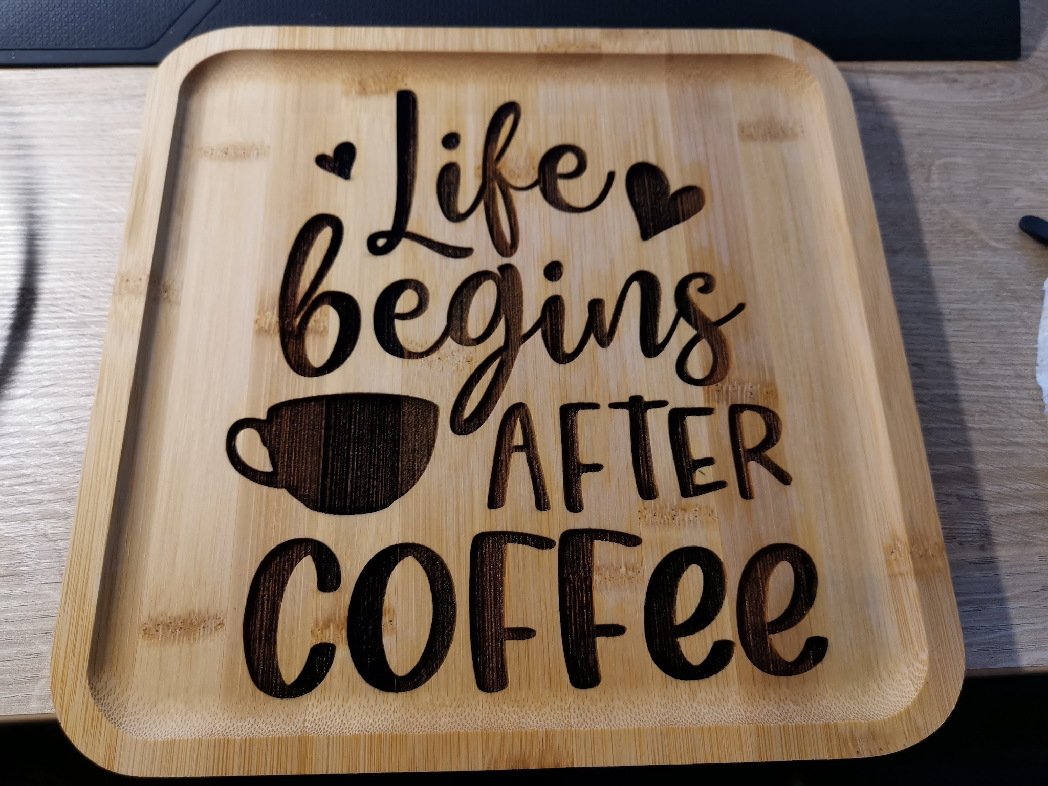 Bamboe snijplank met Life begins after coffee diep zwart gegraveerd met koffiekopje illustratie en hartjes