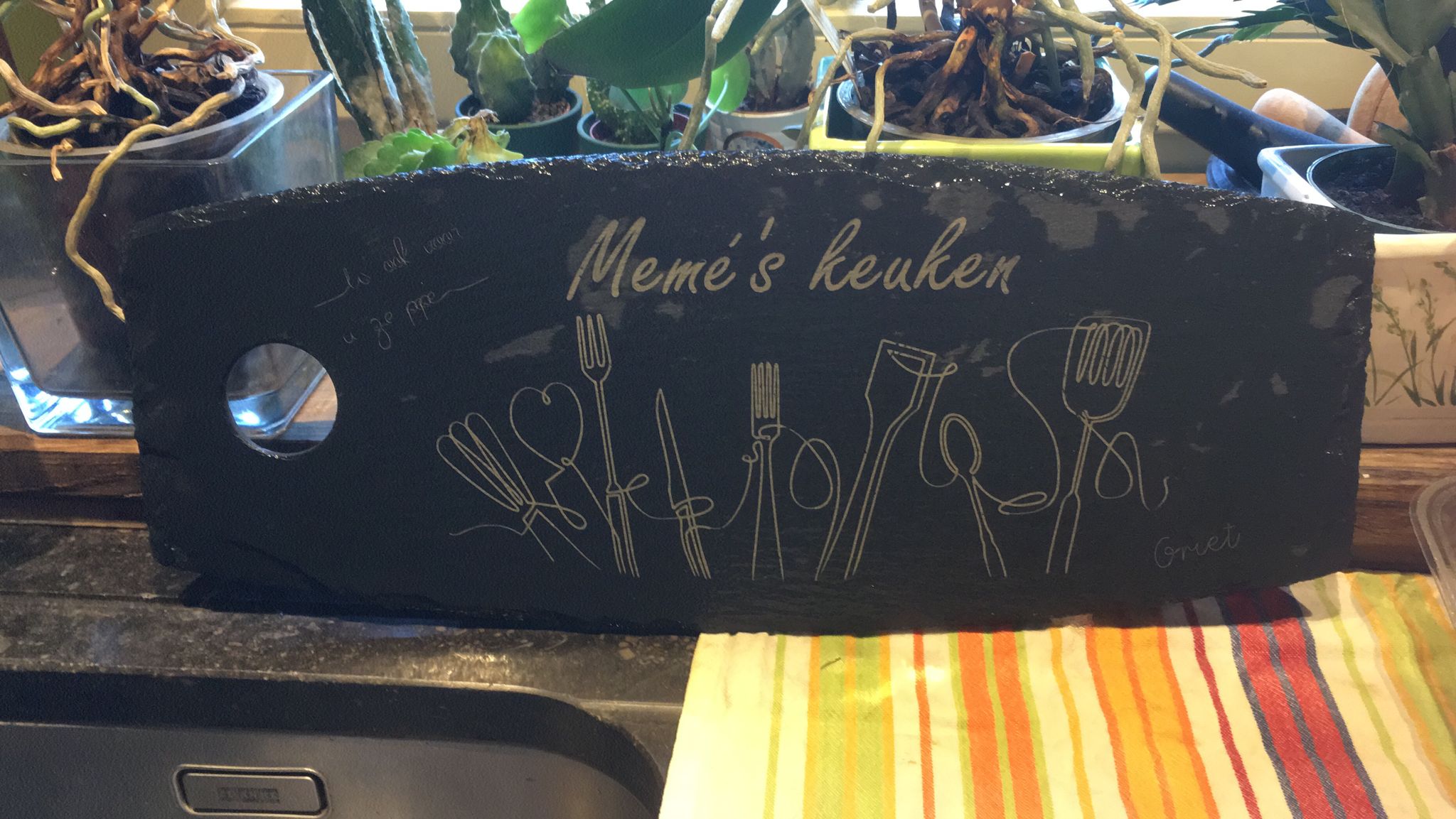 Mémé's keuken leistenen plank buitenopname op kleurrijke gestreepte stof met planten op achtergrond