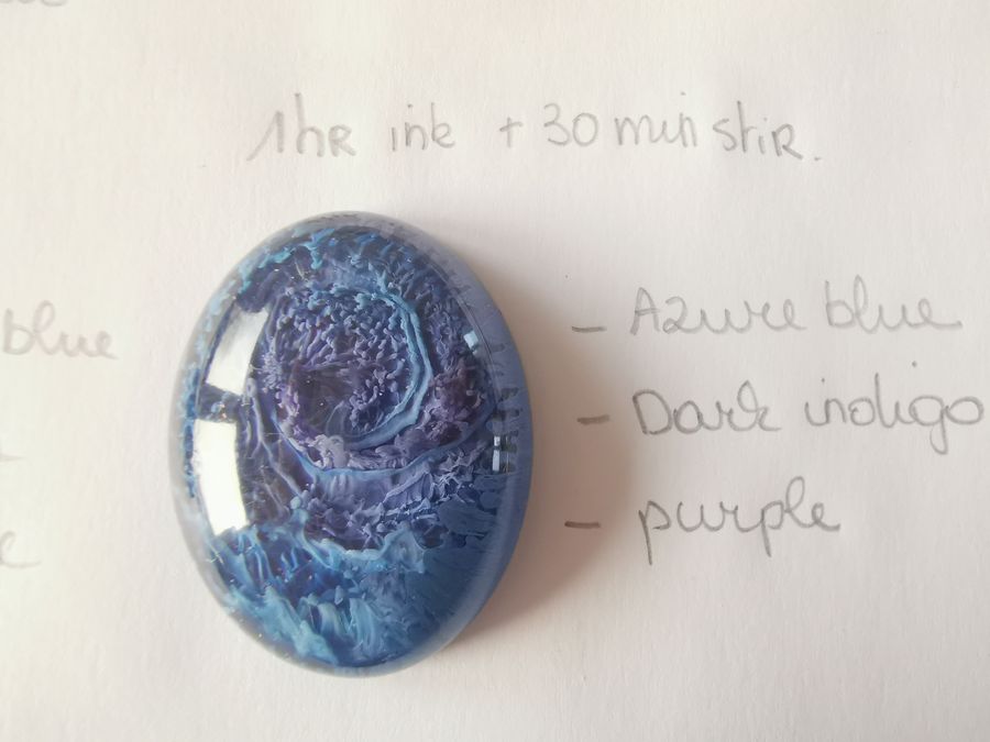 Petri dish resin met letsresin Azure Blue Dark Indigo Purple bij langere timing