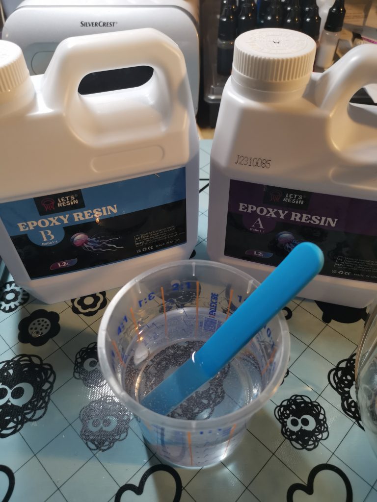letsresin epoxy mengen als voorbereiding voor ontluchten in vacuum chamber