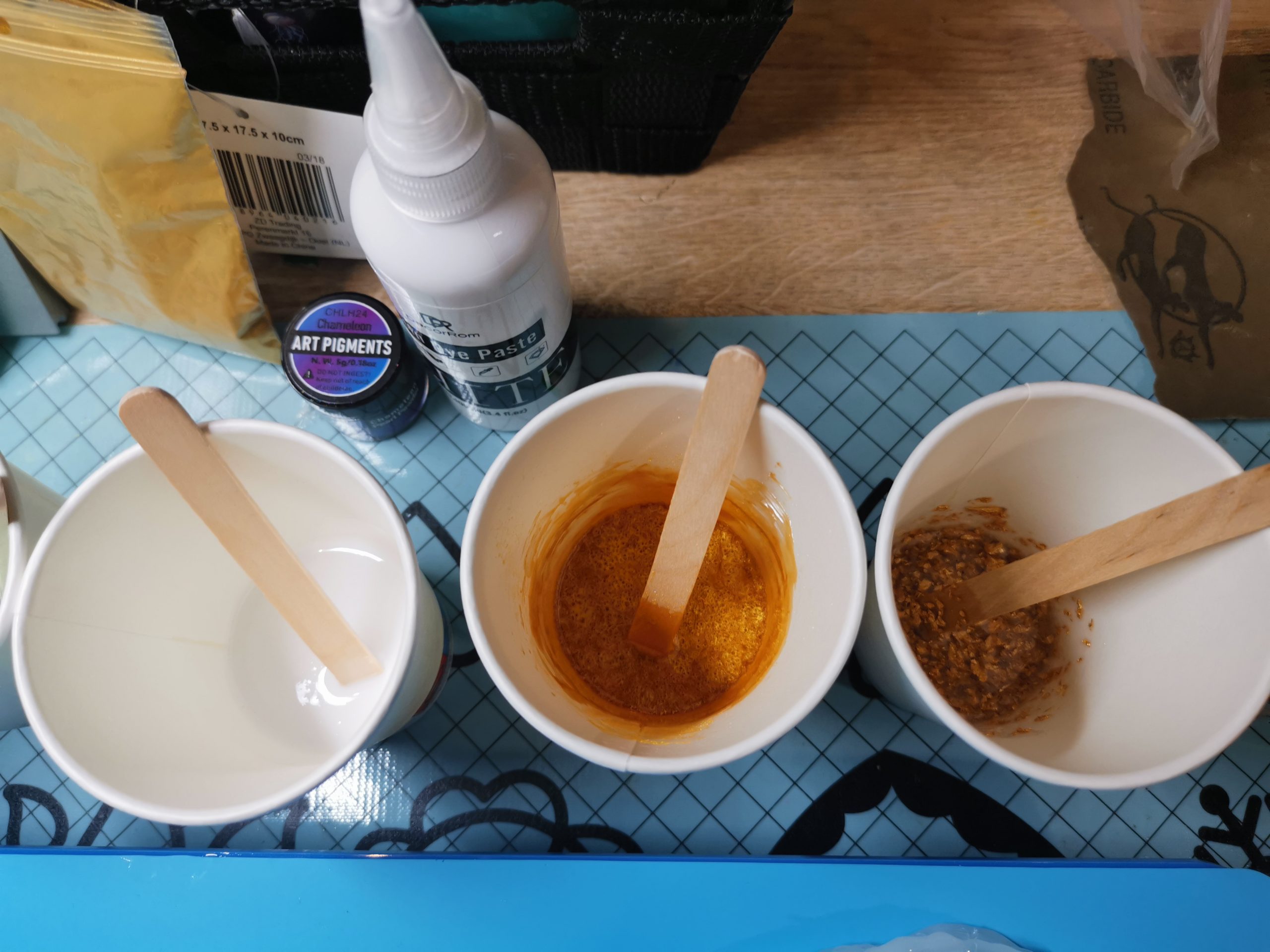 Mengbekers met witte, goud-oranje en bruin-goud ingekleurde resin