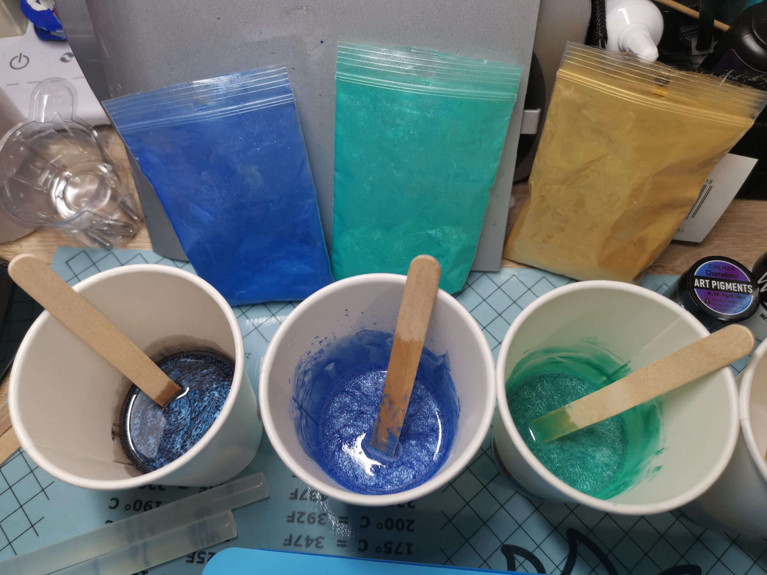 Mengbekers met donkere chameleon, blauwe en teal-groene resin