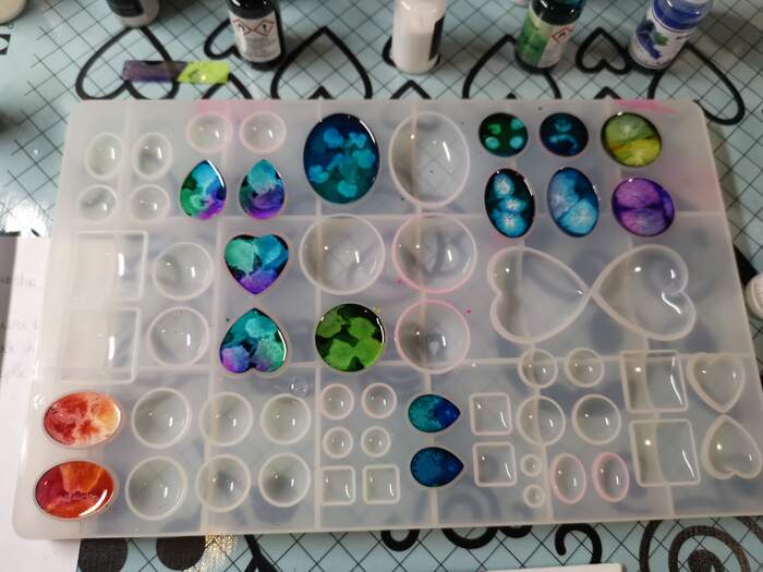 Petri dish resin cabochons na sinkertoevoeging — cellen beginnen te vormen