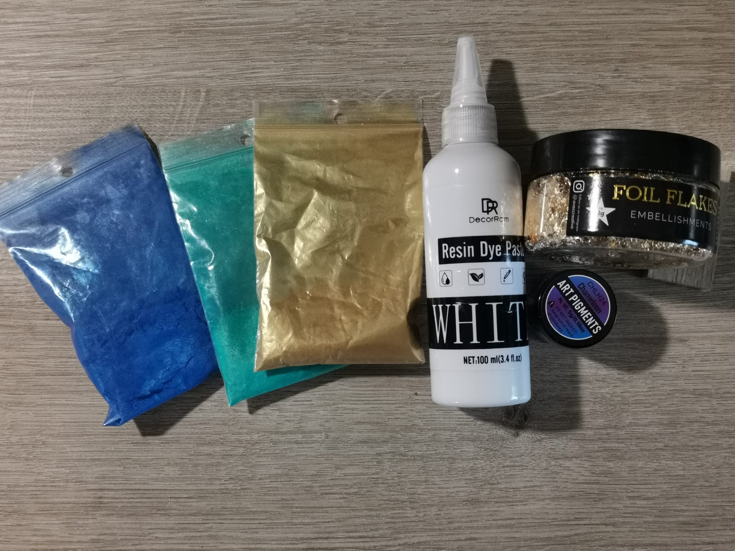 De gebruikte materialen: micapoeders in blauw, teal en goud, witte Resin Dye Paste, Art Pigments Chameleon en goudblad