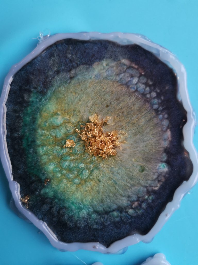 Resin geode onderzetter met diepe donkere rand