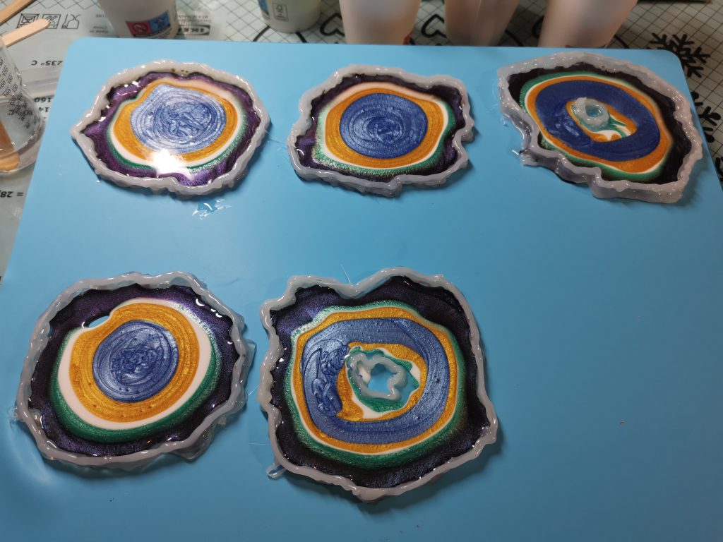 Resin geode onderzetters set met paarse randdetails