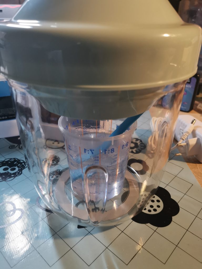 start van ontluchten in resiners vacuum chamber met mengbeker