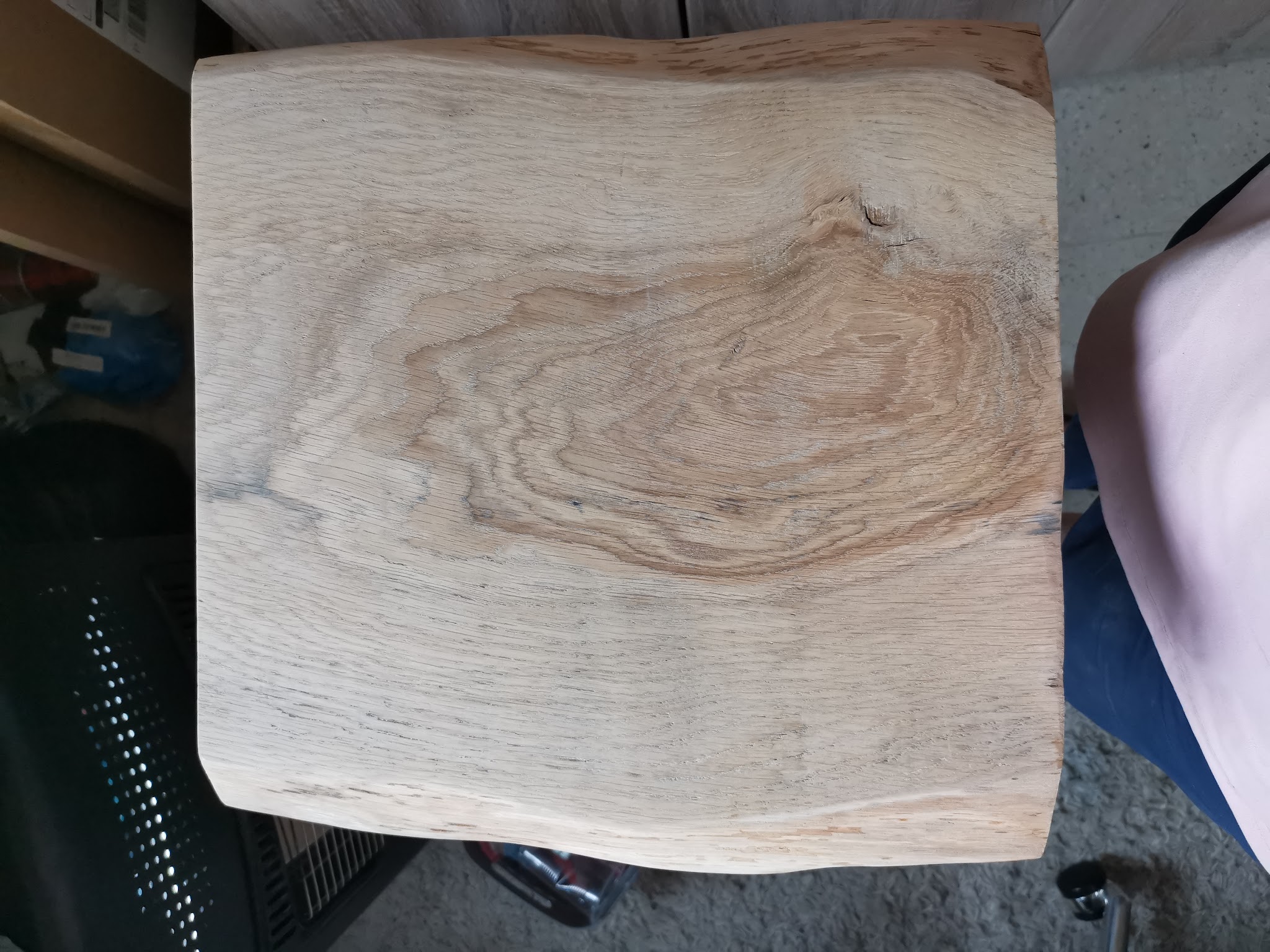 Versgewerkste vierkante eiken houten stukken met zichtbare houtnerf klaar voor verdere verwerking