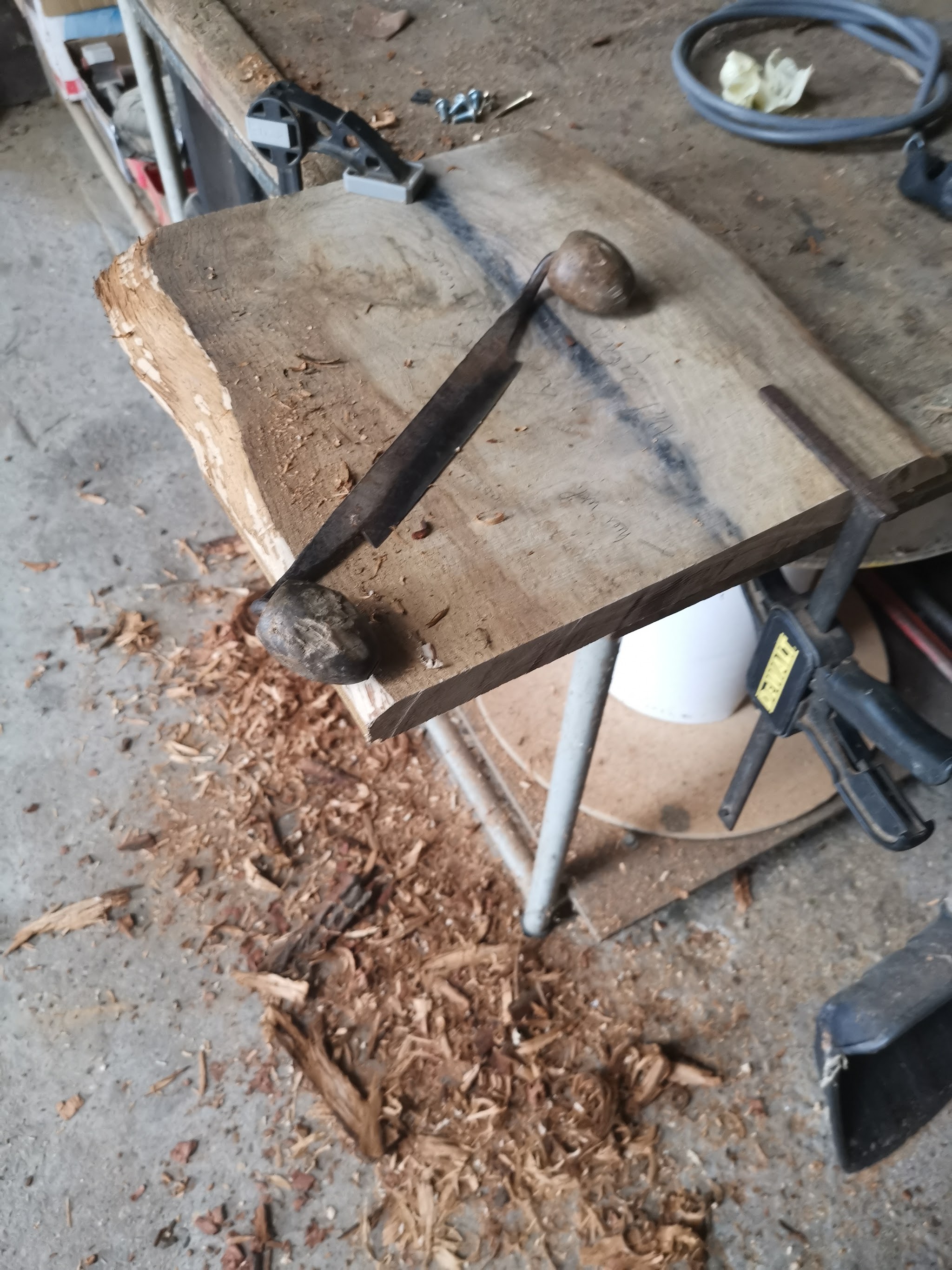 Werkbank met houtspanen en beitels eikenhout wordt handmatig bewerkt en gevormd