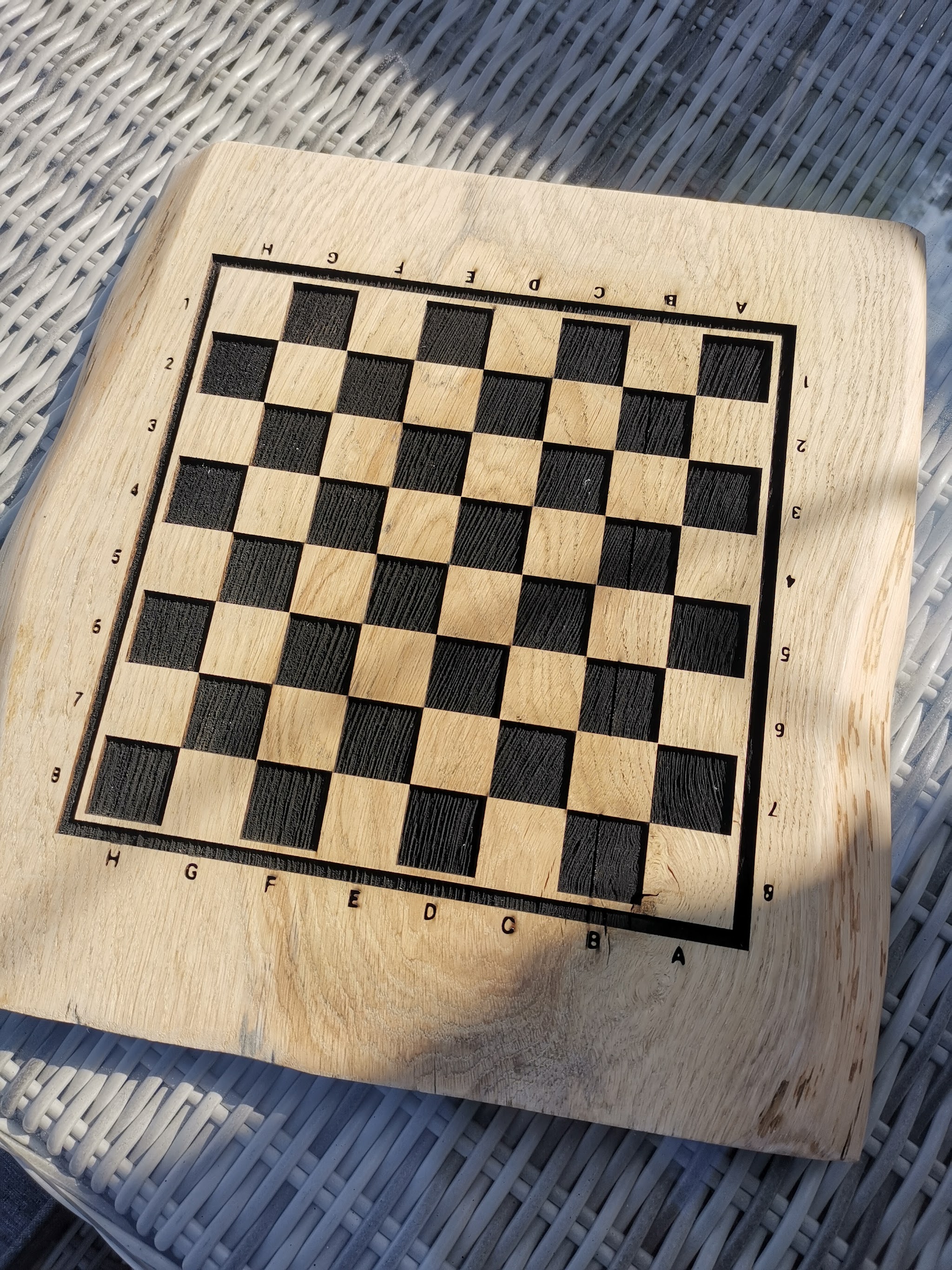 Eiken schaakbord plank met helder 8x8 schaakpatroon gegraveerd door laser inclusief bordcoördinaten