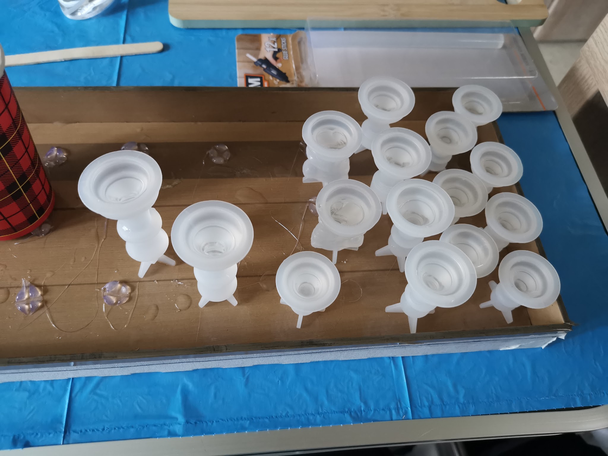 Siliconen matrijzen voor schaakstukken gevuld met heldere epoxy voor de transparante set