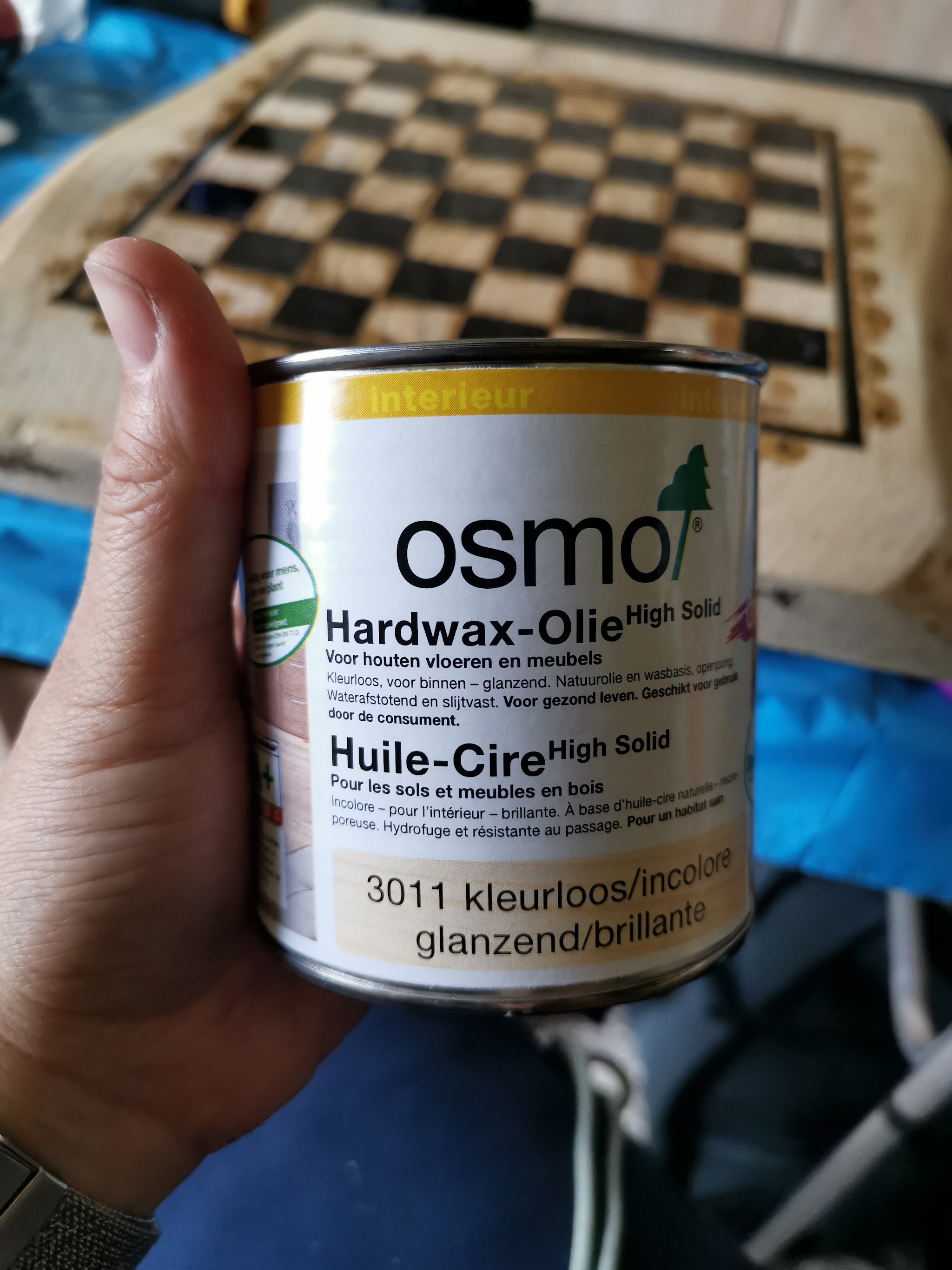 Fles Osmo Hardwax-Olie High Solids kleurloos als beschermende afwerking voor hout en epoxy