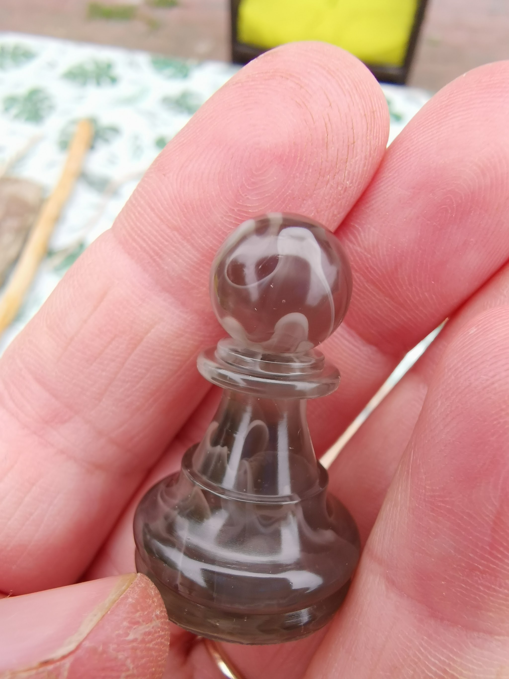 Complete set donkere resin schaakstukken met rookeffect sliertjes zichtbaar in de hars