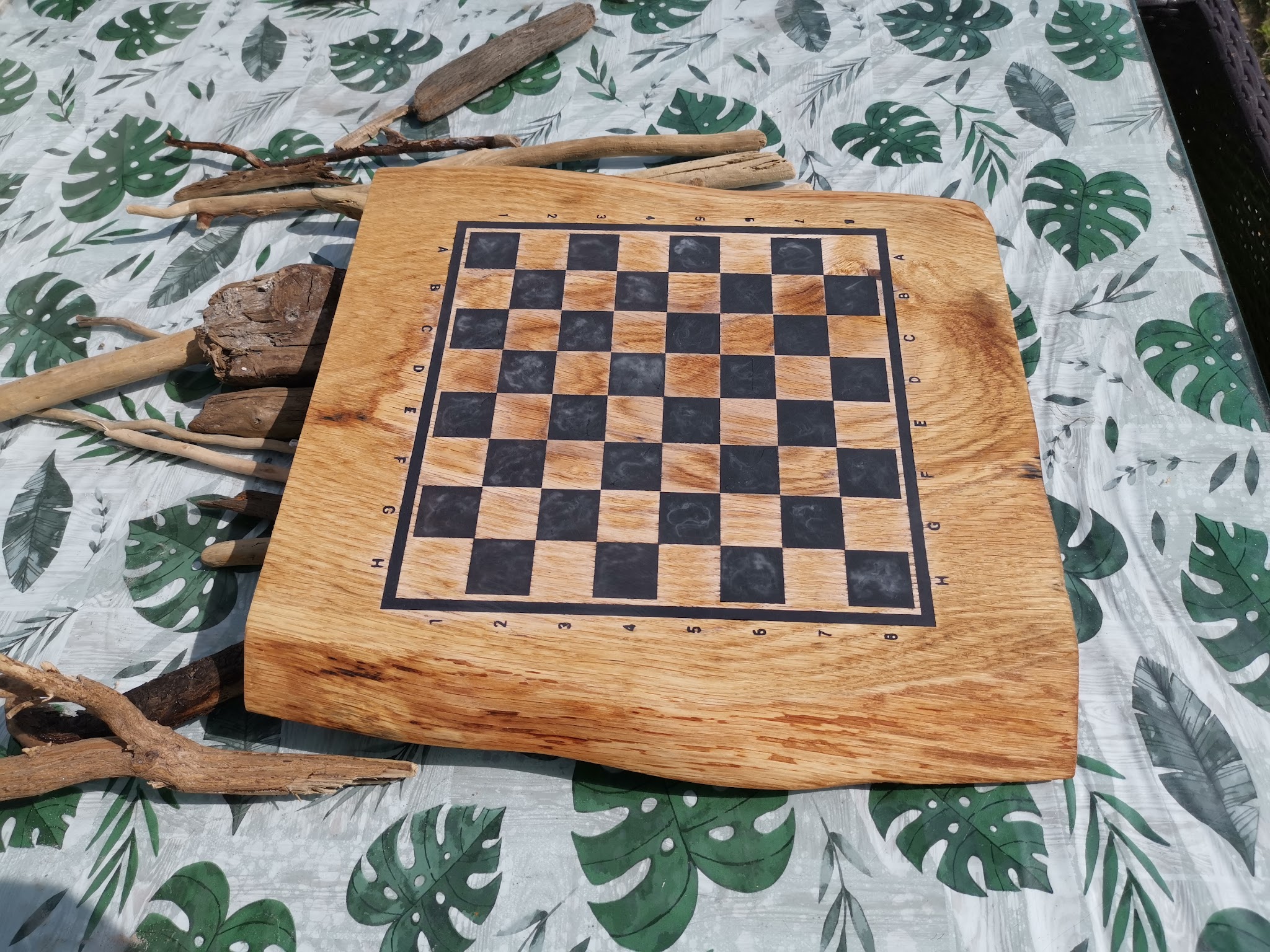 Schaakbord na natschuren afgewassen en te drogen gelegd in de zon voor aanbrengen van Osmo wax