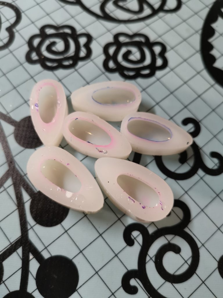 Silicone molds with color and resin residue